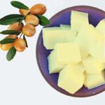 Verser du savon à l'huile d'argan