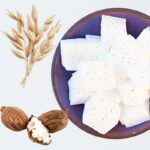 Vierta el jabón de avena y karité