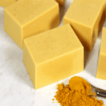 Sapone alla curcuma fai da te da sciogliere e versare