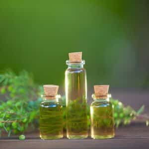 Aceite del árbol del té en jabones y productos bricolaje para el cuidado de la piel