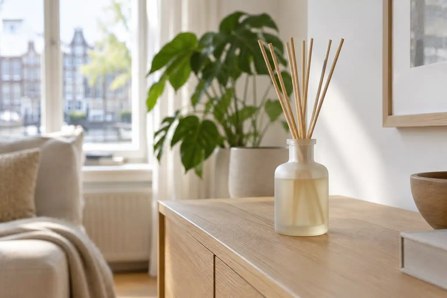 Reed diffuser op dressoir